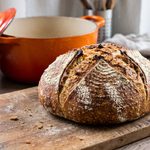 Sauerteigbrot aus Weizen 405 und Dinkel 630 frisch aus dem Gusseisentopf.