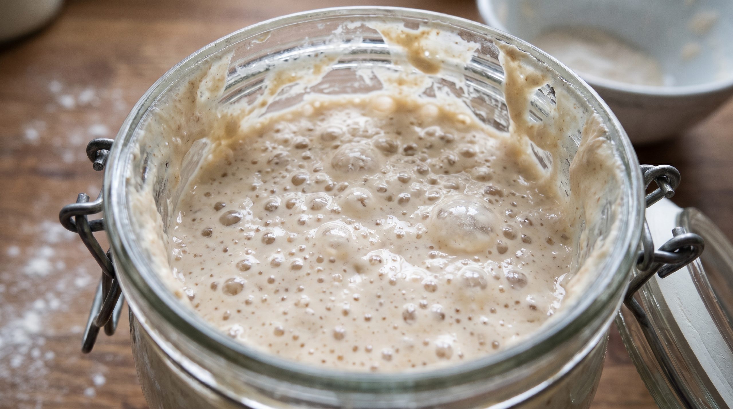 Aktiver Sauerteigansatz mit feinen Gärbläschen im Weckglas
